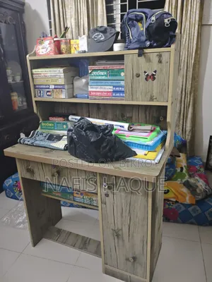 পড়ার টেবিল
