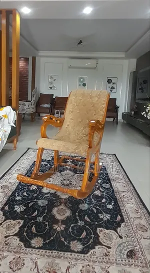 এই রোকিং চেয়ার টি ৭,০০০ টাকায় বিক্রি হবে।