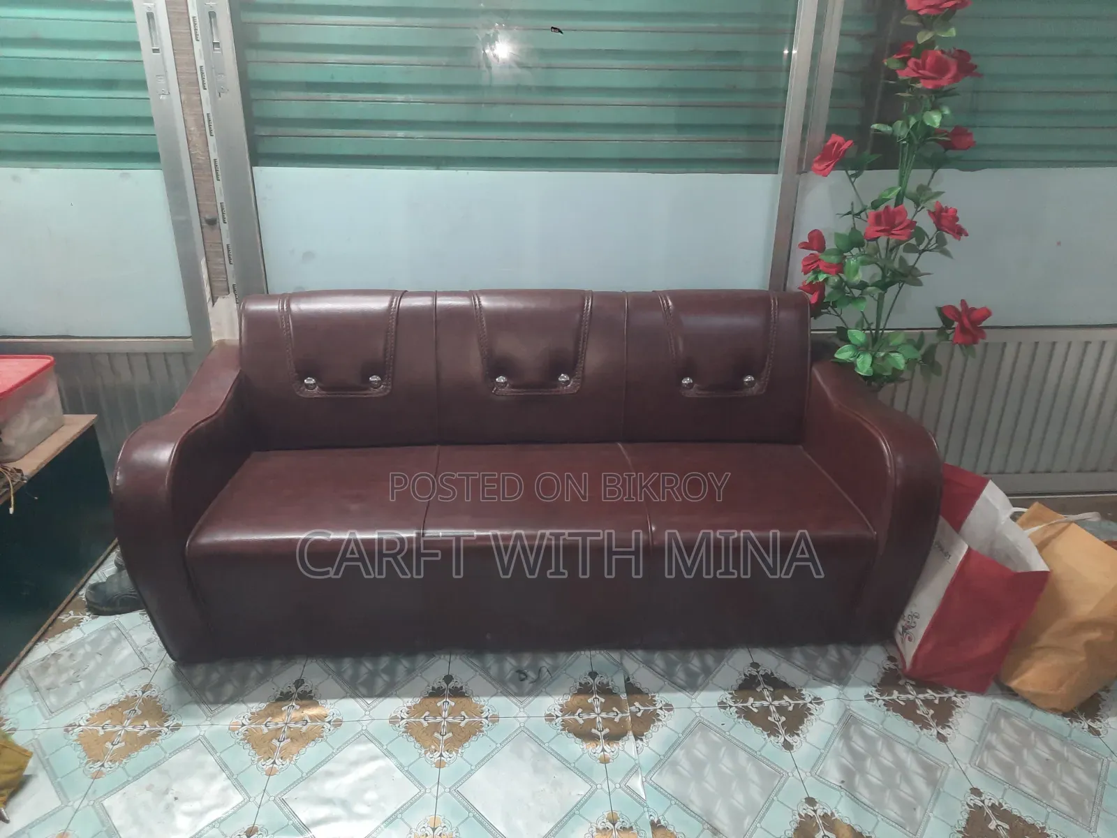 তিন জন বসার সোফা
