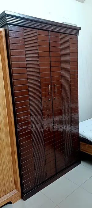 Selling a wardrobe that looks brand new