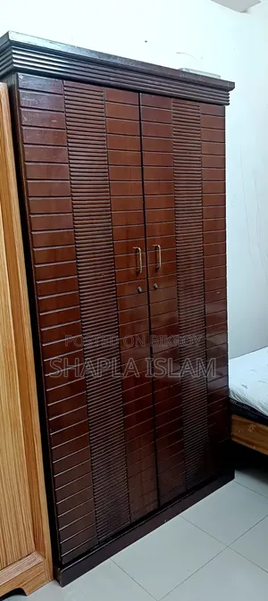 Selling a wardrobe that looks brand new