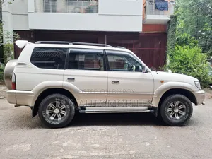 Toyota Land Cruiser 2000 White