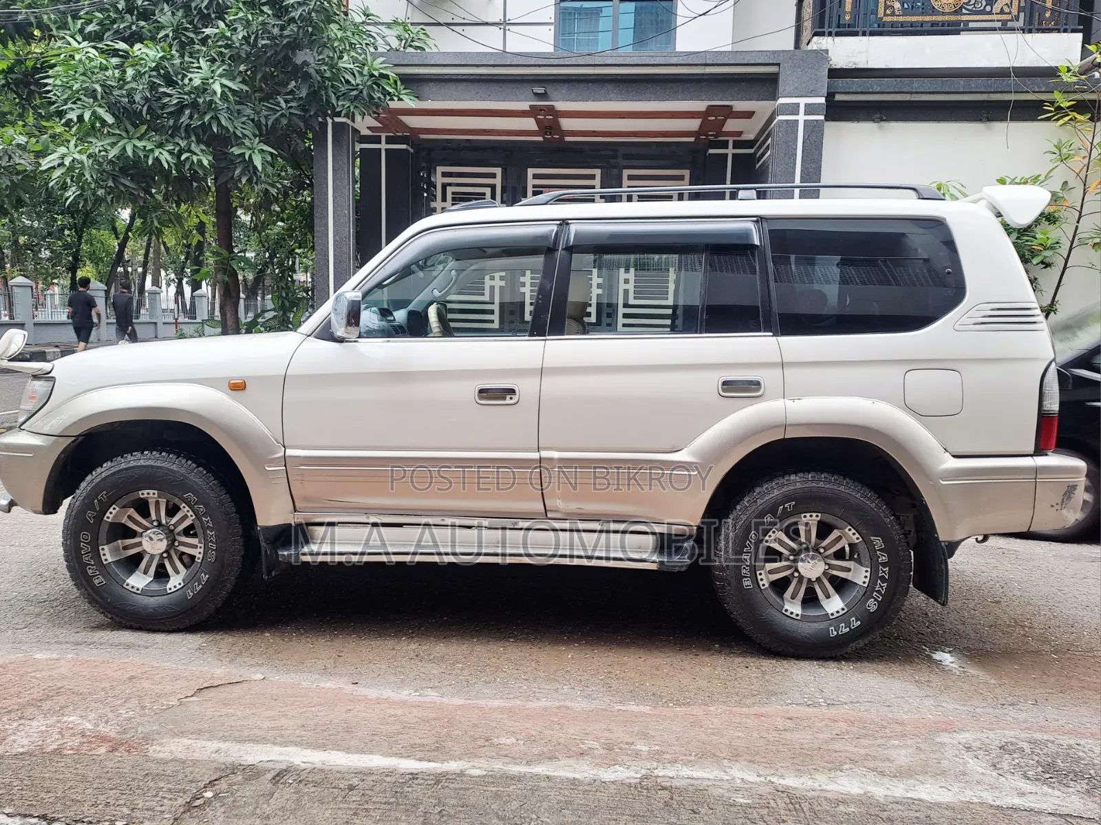 Toyota Land Cruiser 2000 White