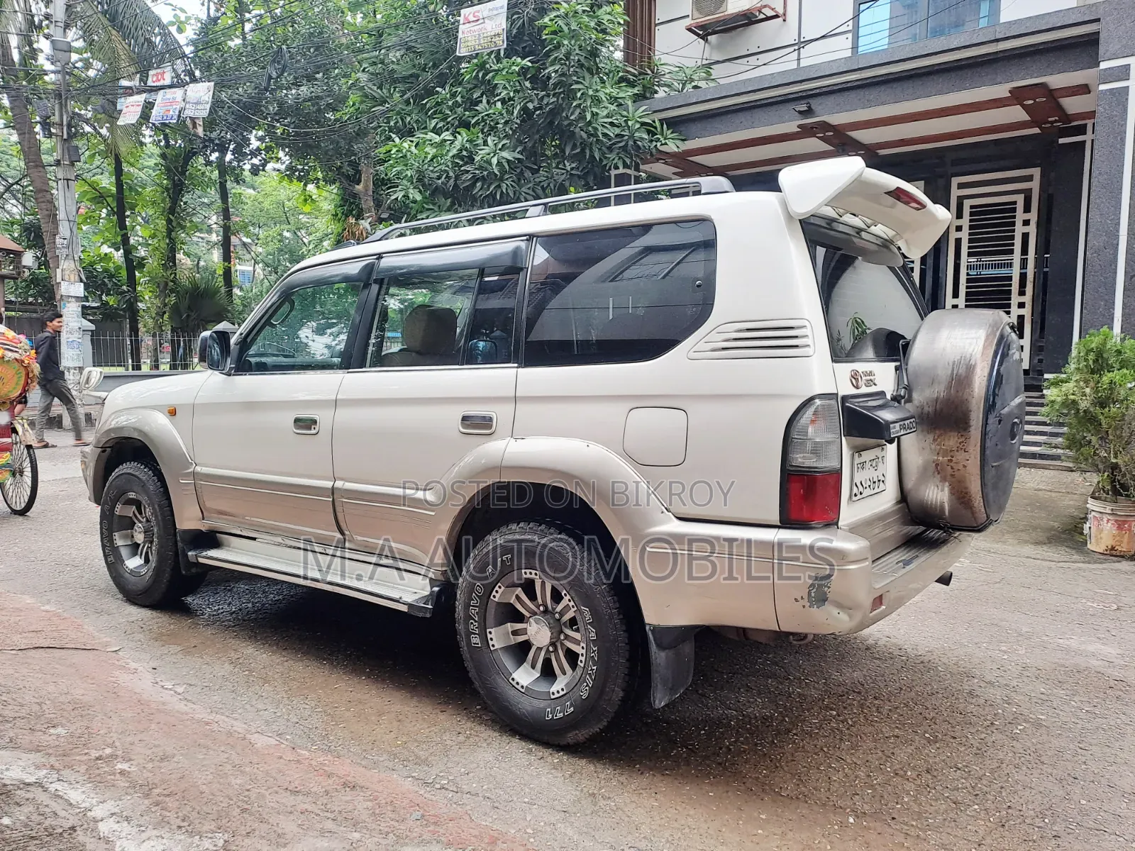 Toyota Land Cruiser 2000 White