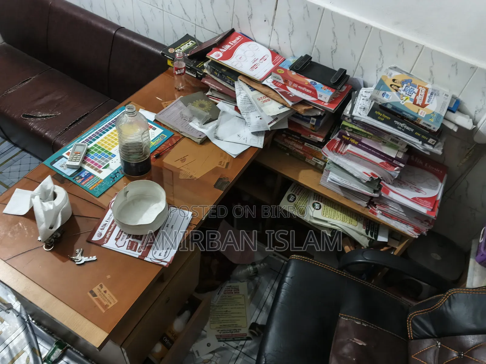 অফিসের আসবাবপত্র ।