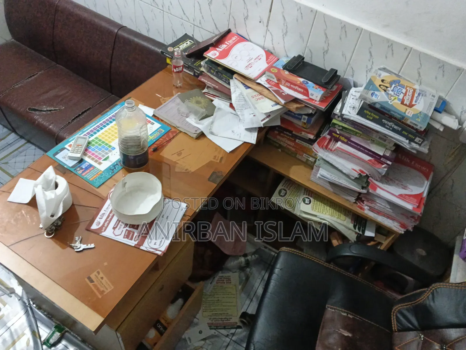 অফিসের আসবাবপত্র ।
