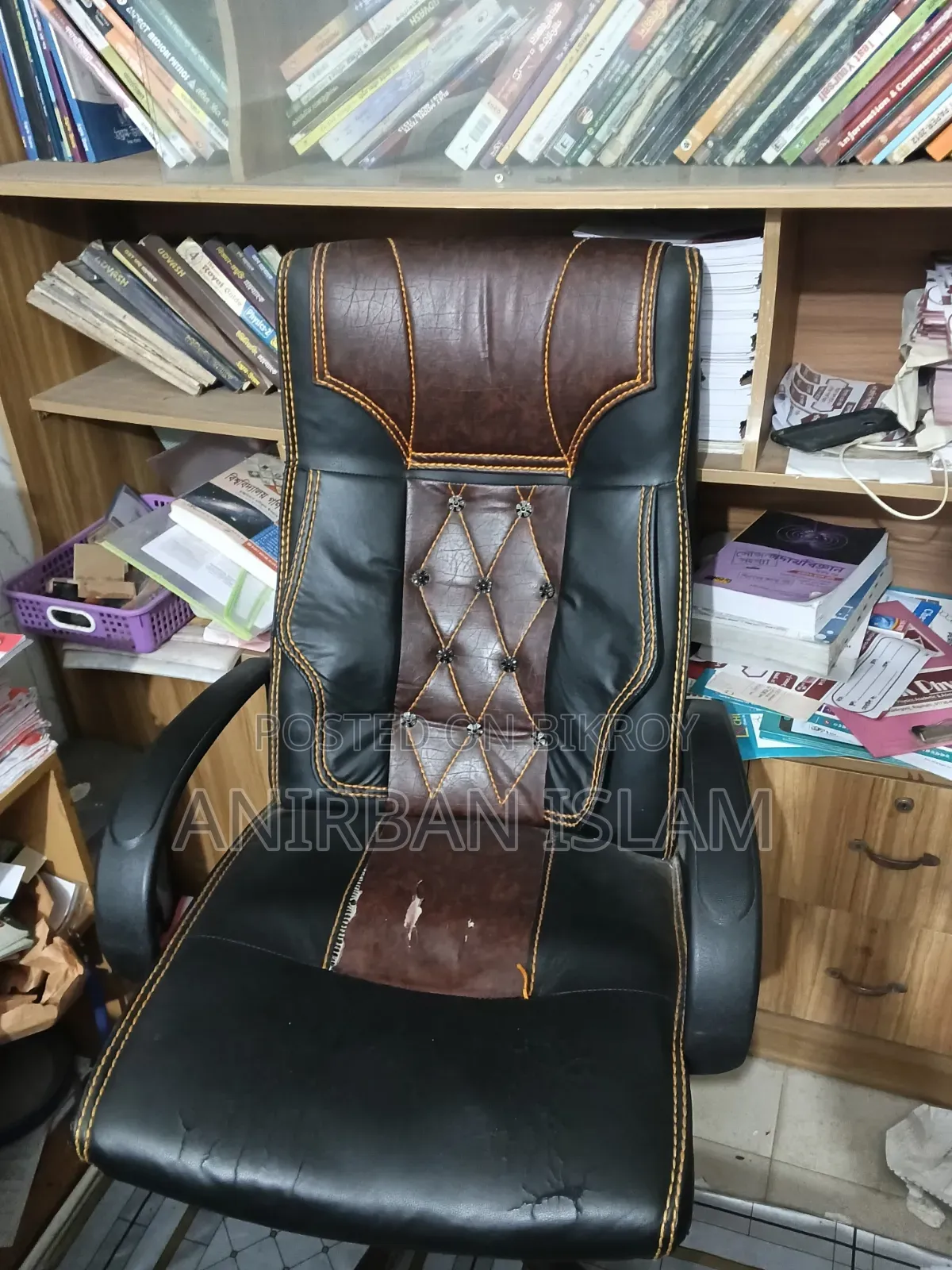 অফিসের আসবাবপত্র ।