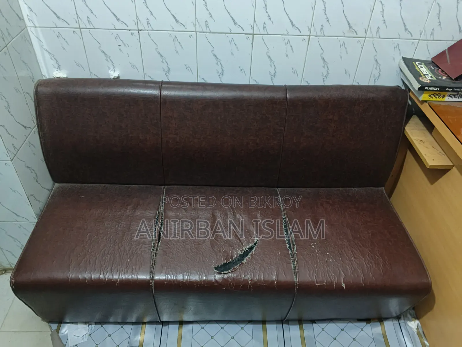 অফিসের আসবাবপত্র ।