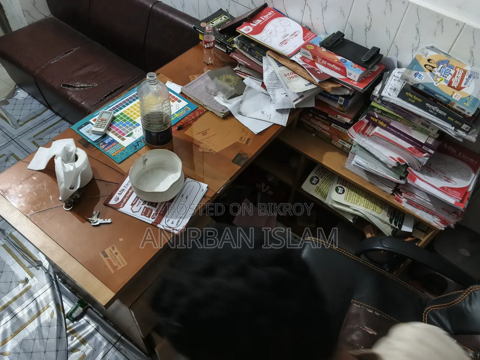 অফিসের আসবাবপত্র ।