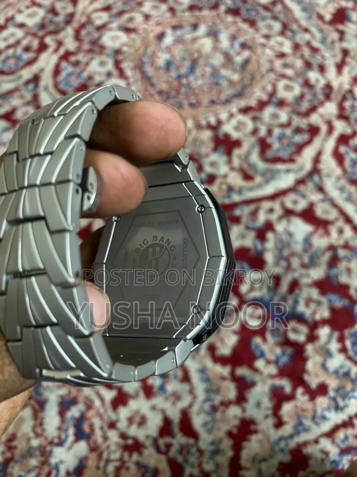 এই ঘড়িটি বিক্রি হচ্ছে, এটি সম্পূর্ণ নতুন, দাম জানতে ডিএম করুন