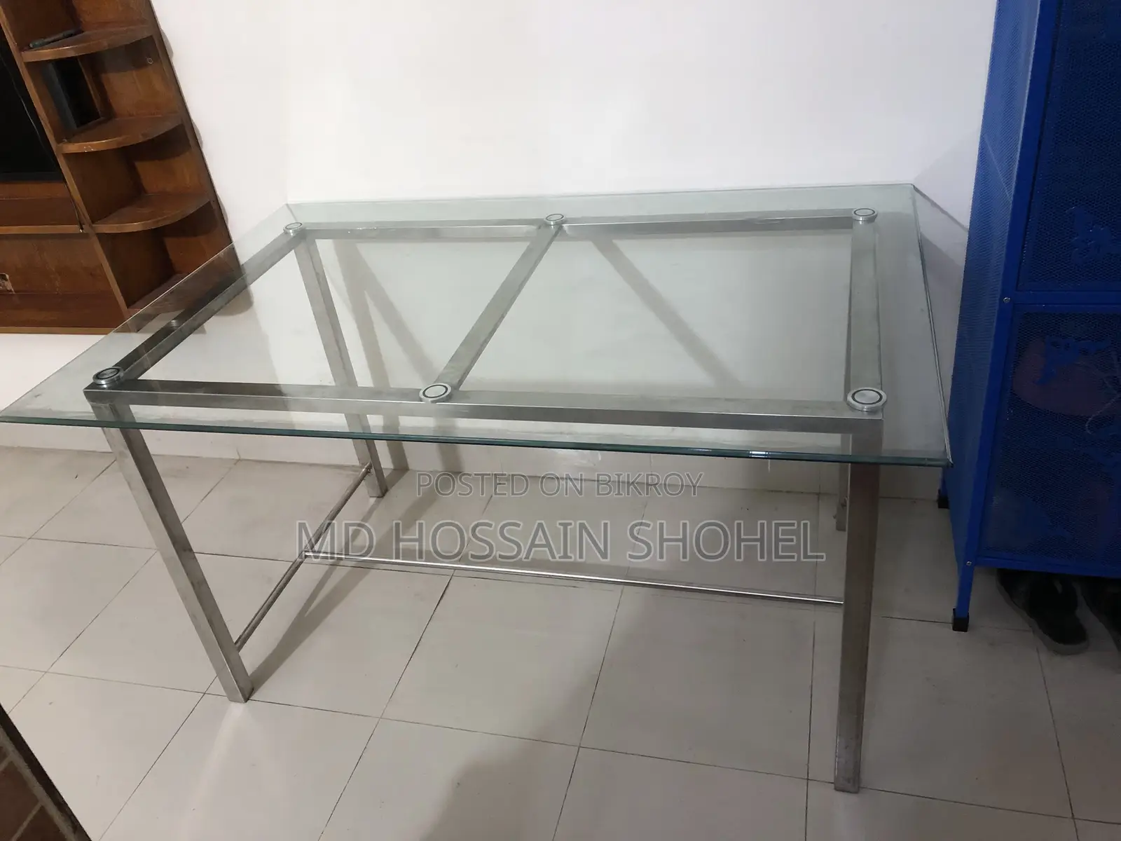 Tempered Glass Dining Table Like New, Selling at a Low Price