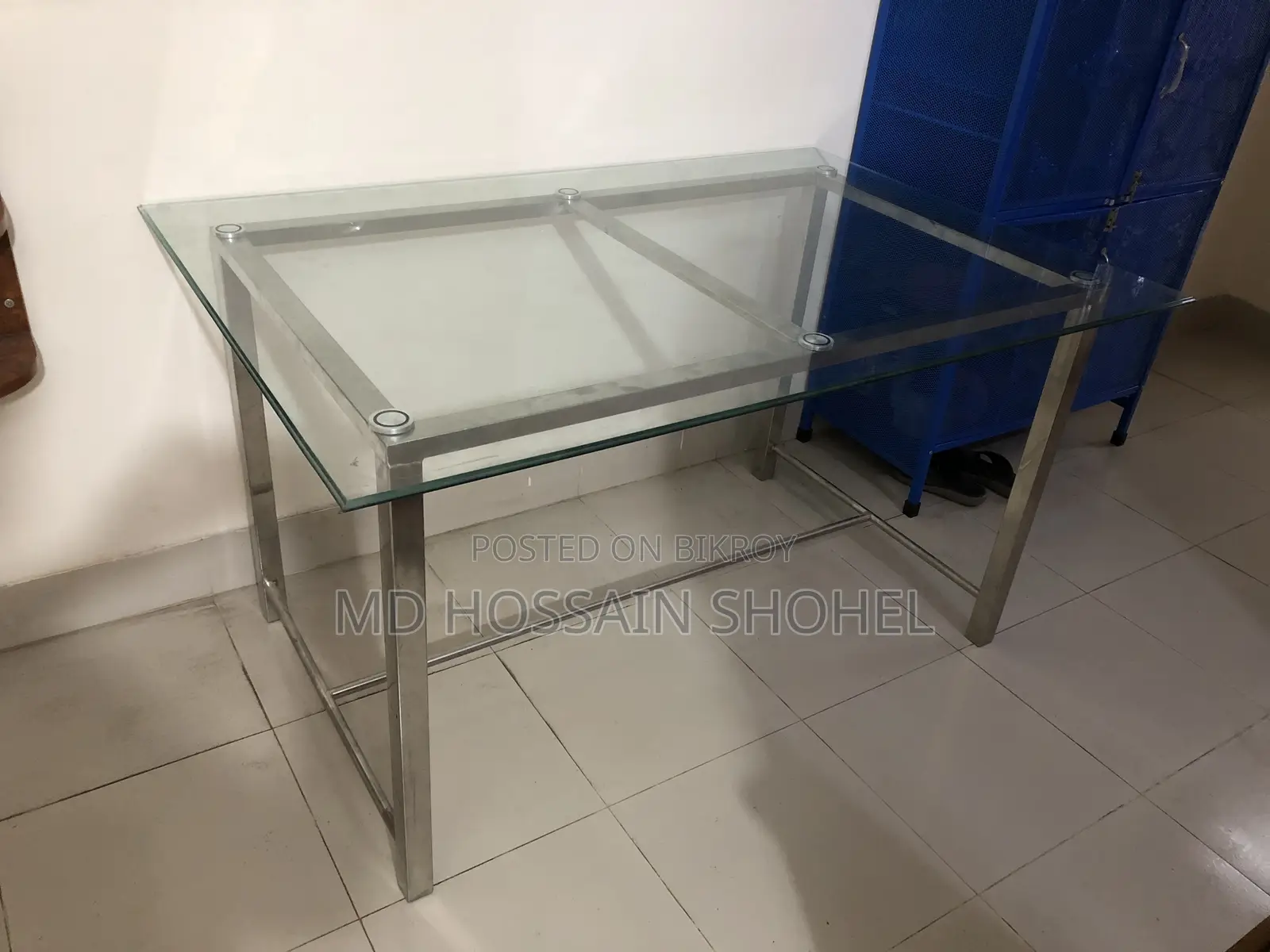 Tempered Glass Dining Table Like New, Selling at a Low Price