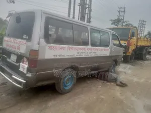 Toyota HiAce 2000 Silver