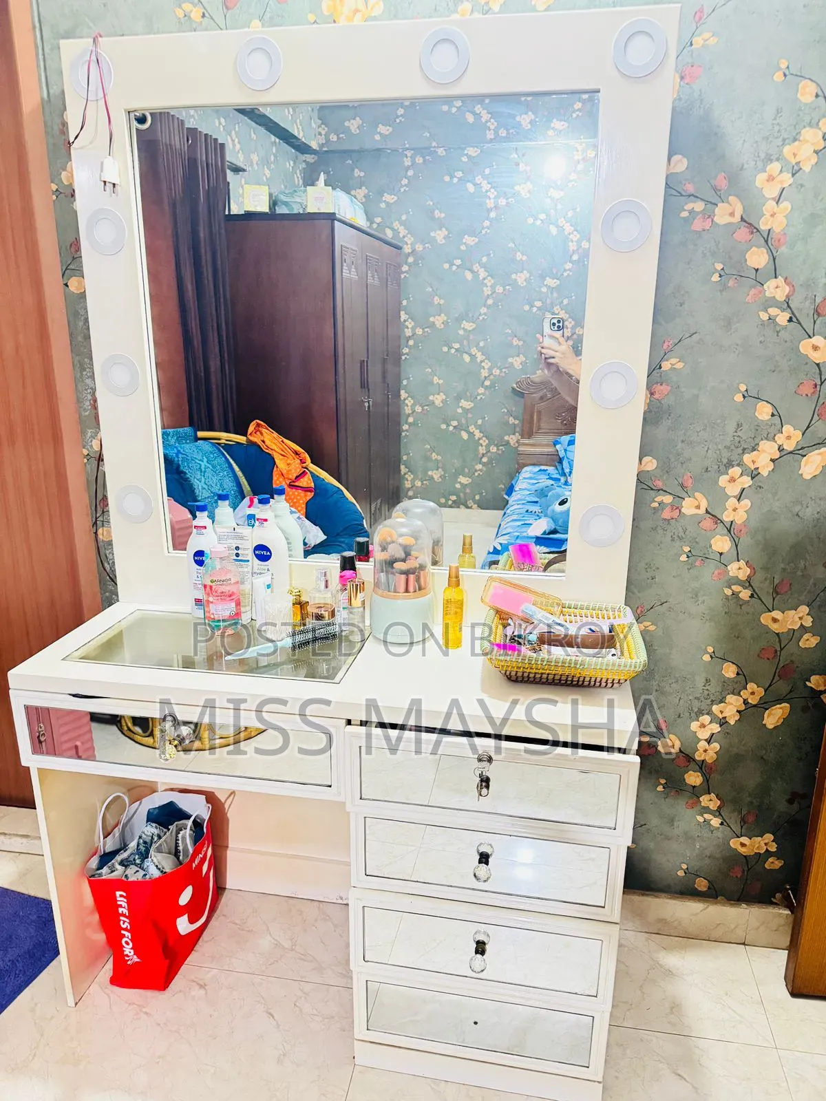 ড্রেসিং টেবিল