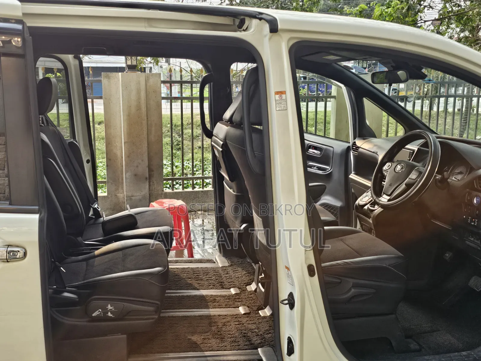 Toyota Noah 1.8 FWD Hybrid (7 Seater) 2018