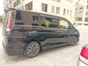 টয়োটা এস্কয়ার ২.০ এফডব্লিউডি (৮ সিটার) ২০১৯ ব্ল্যাক