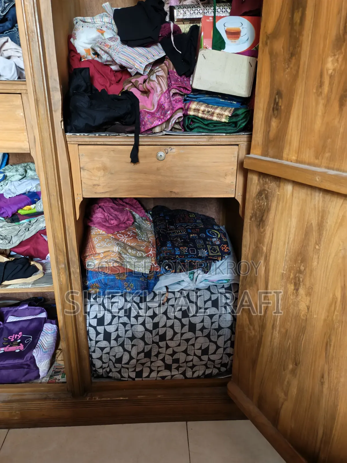 সেগুন কাঠের আলমারি।