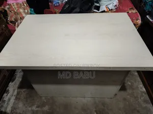 একটি পারটেক্স টেবিল বিক্রি হবে টোটালি ফ্রেশ একটি দয়ের তালা নাই