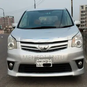 Toyota Noah 2.0 158hp FWD (8 Seater) 2012 Gray