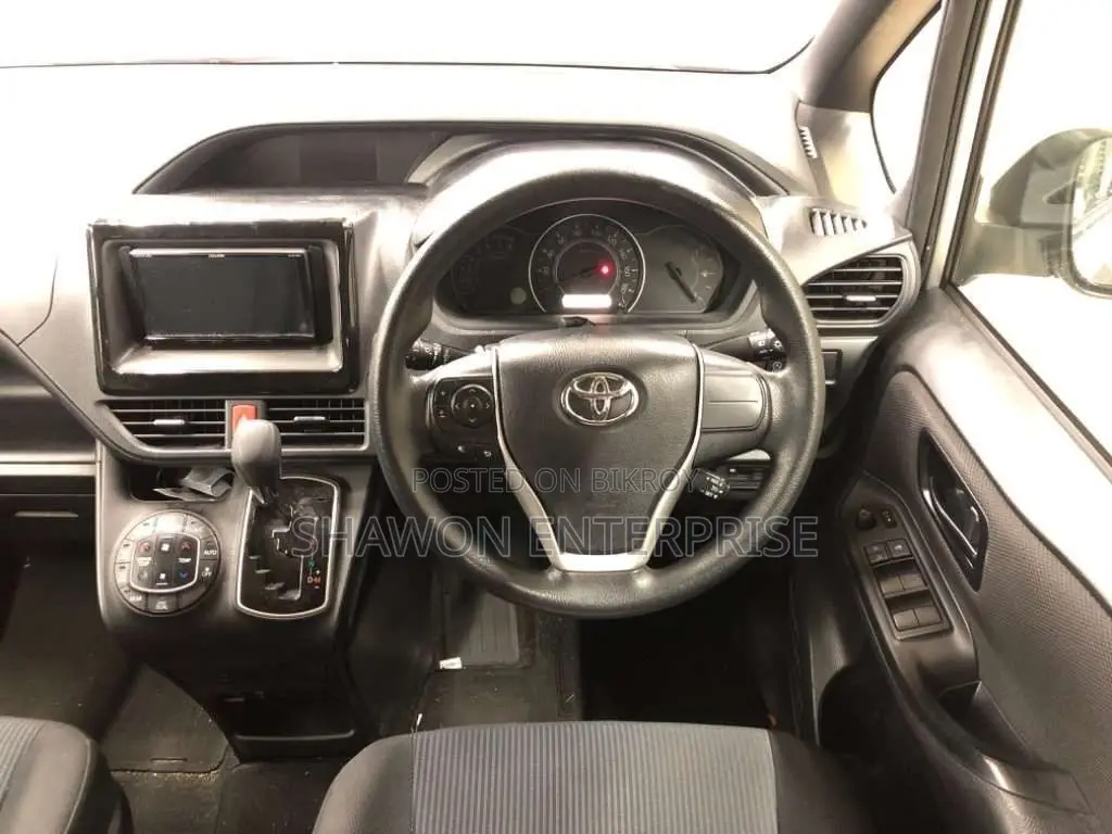 Toyota Noah 2021 Silver