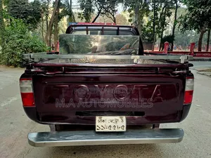 Toyota Hilux 2004 Red