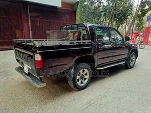 Toyota Hilux 2004 Red