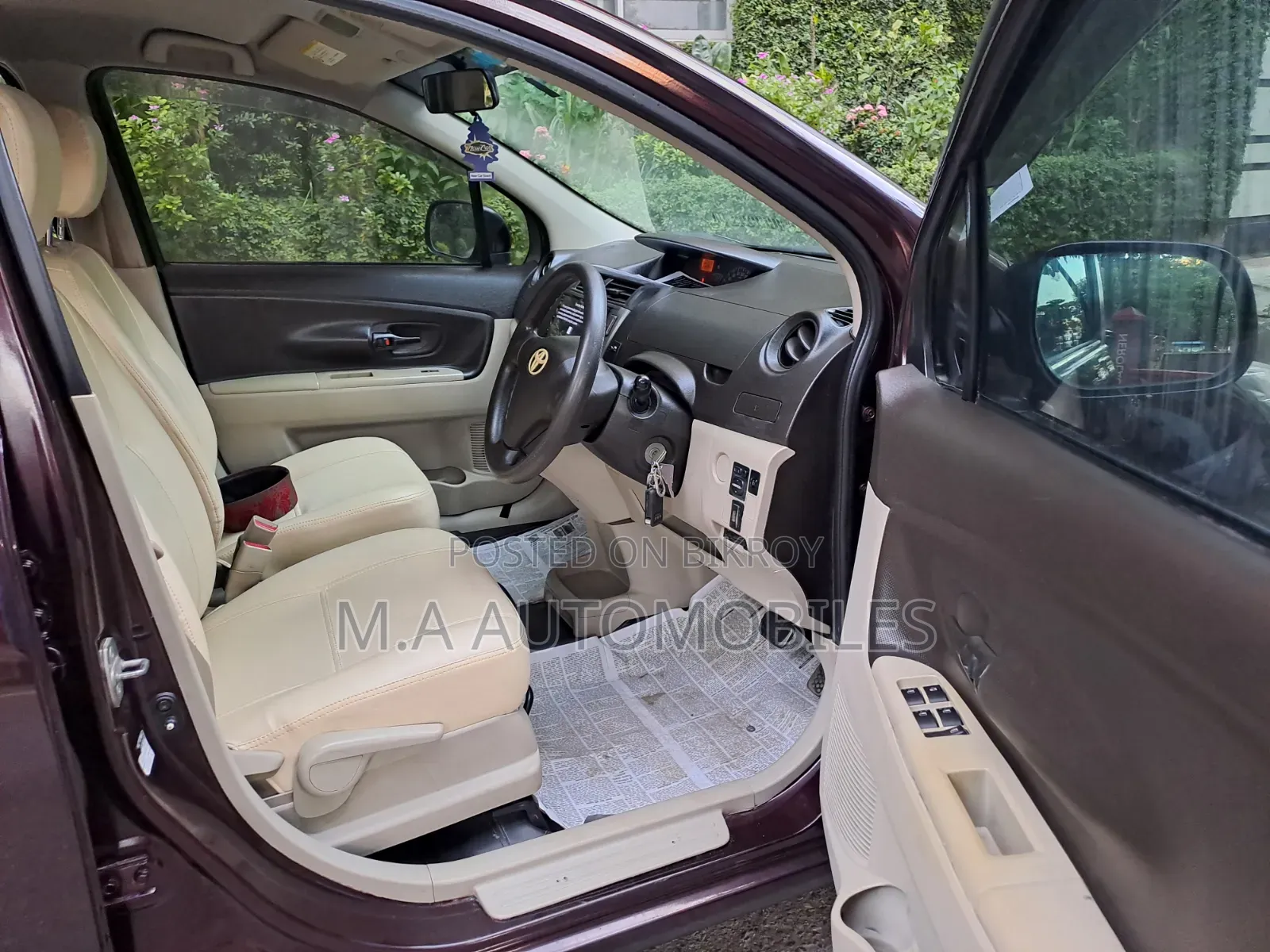 Toyota Passo Sette 2010 Maroon