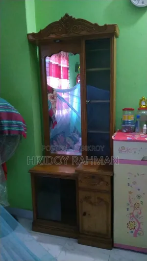 একটি ড্রেসিং টেবিল বিক্রি হবে।