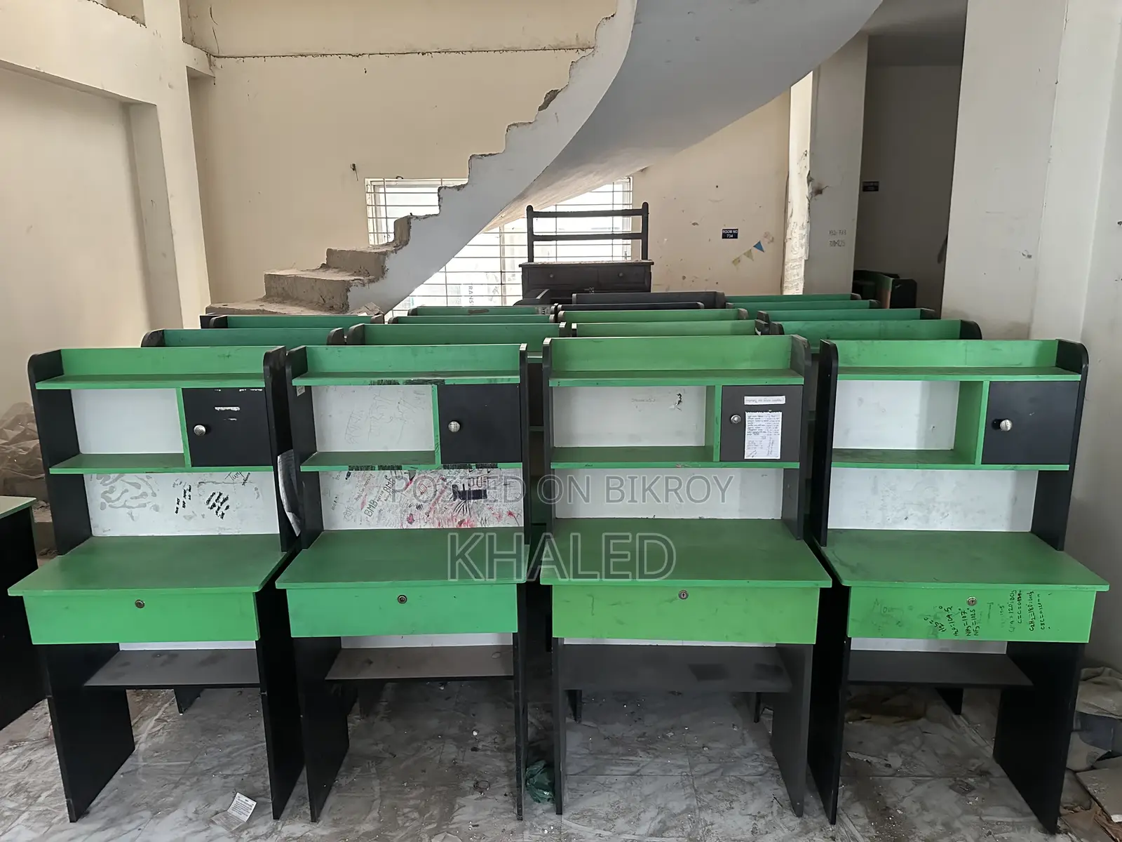 স্টাডি টেবিল একদম নতুনের মতো