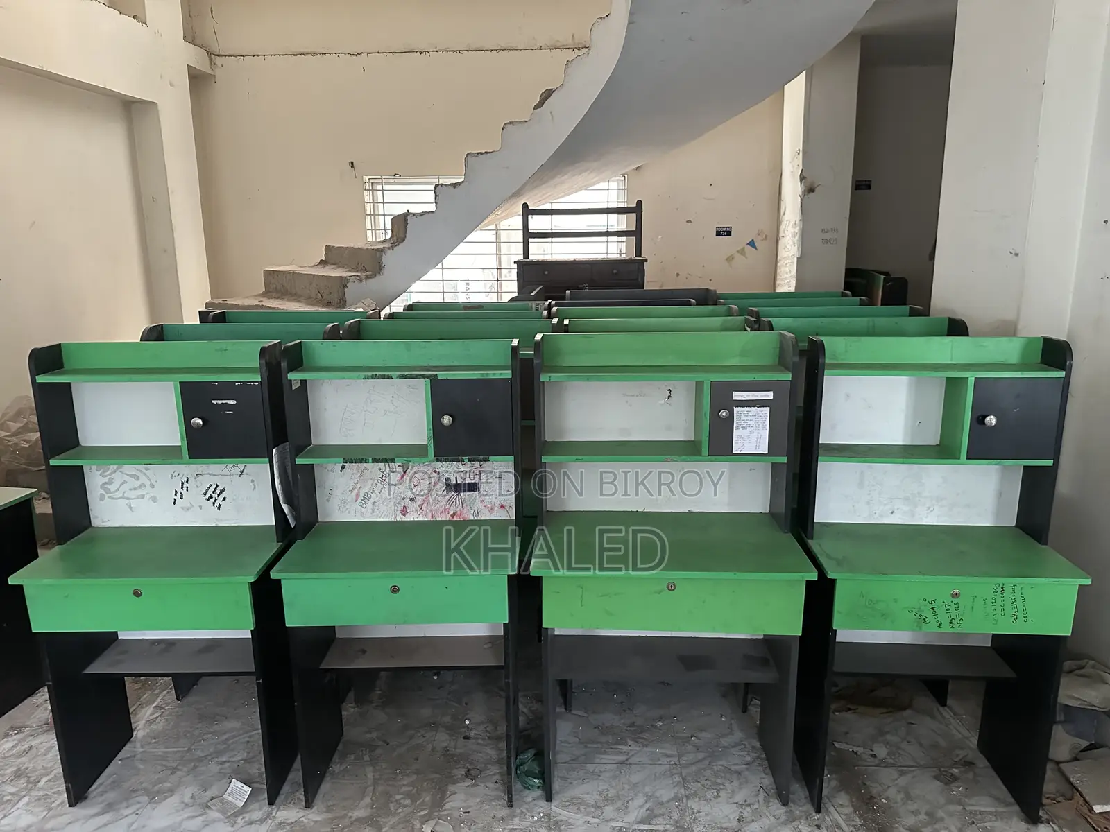 স্টাডি টেবিল একদম নতুনের মতো