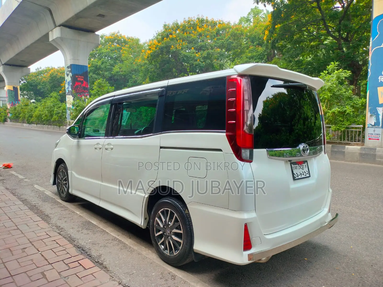 Toyota Noah 2.0 AWD (7 Seater) 2014 Pearl