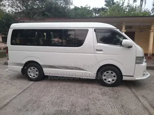টয়োটা হাইএস সায়ায়া ২০০৪ পার্ল