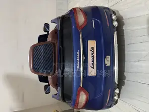 নীল রঙের খেলনা গাড়ি