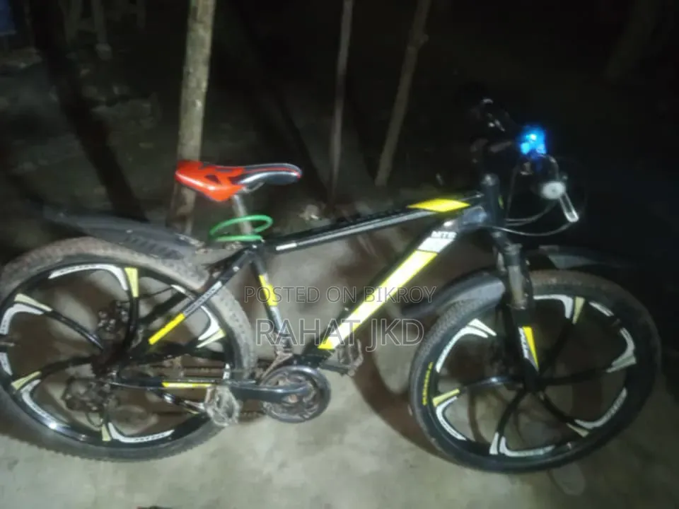 ২৬" ইঞ্চি সাইকেল, এলুমিনিয়াম বডি কোম্পানির স্টিকার আছে এখনো।