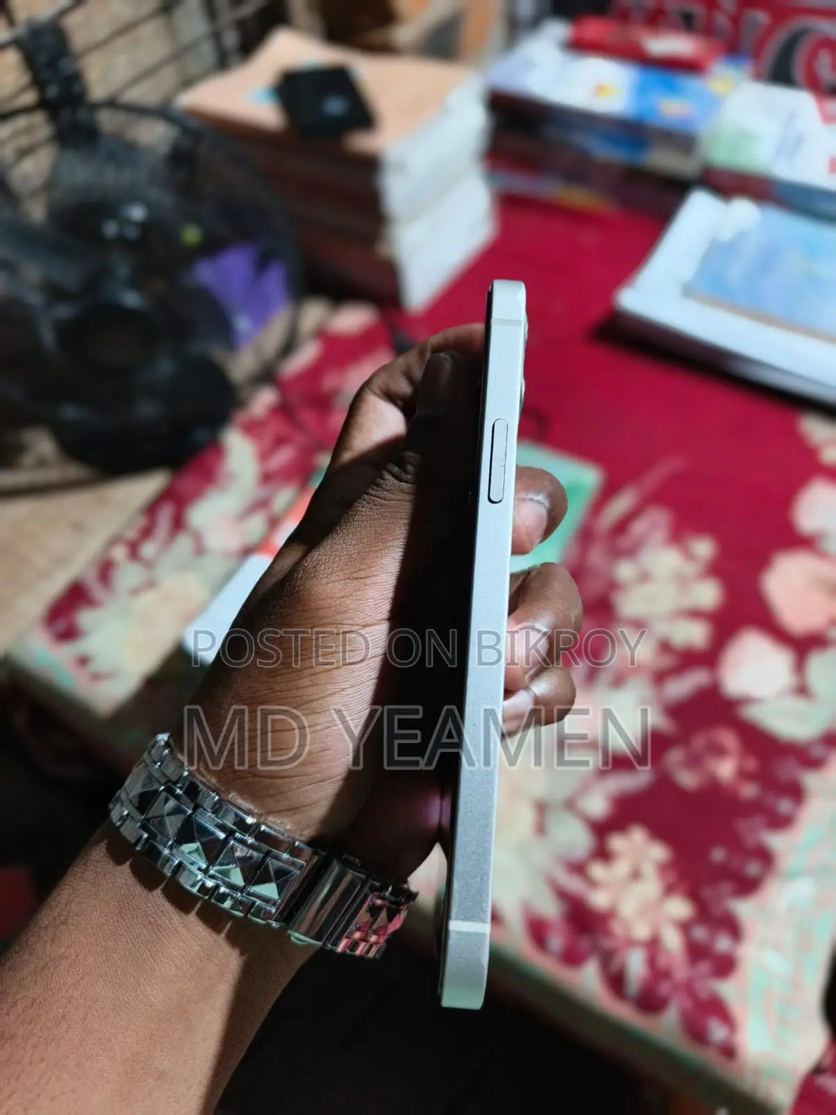 অ্যাপল আইফোন ১২ ৬৪ জিবি সাদা