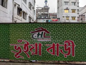 ভুইয়া বাড়ি, সুত্রাপুরে ২ বেডরুমের অ্যাপার্টমেন্ট বিক্রয়ের জন্য