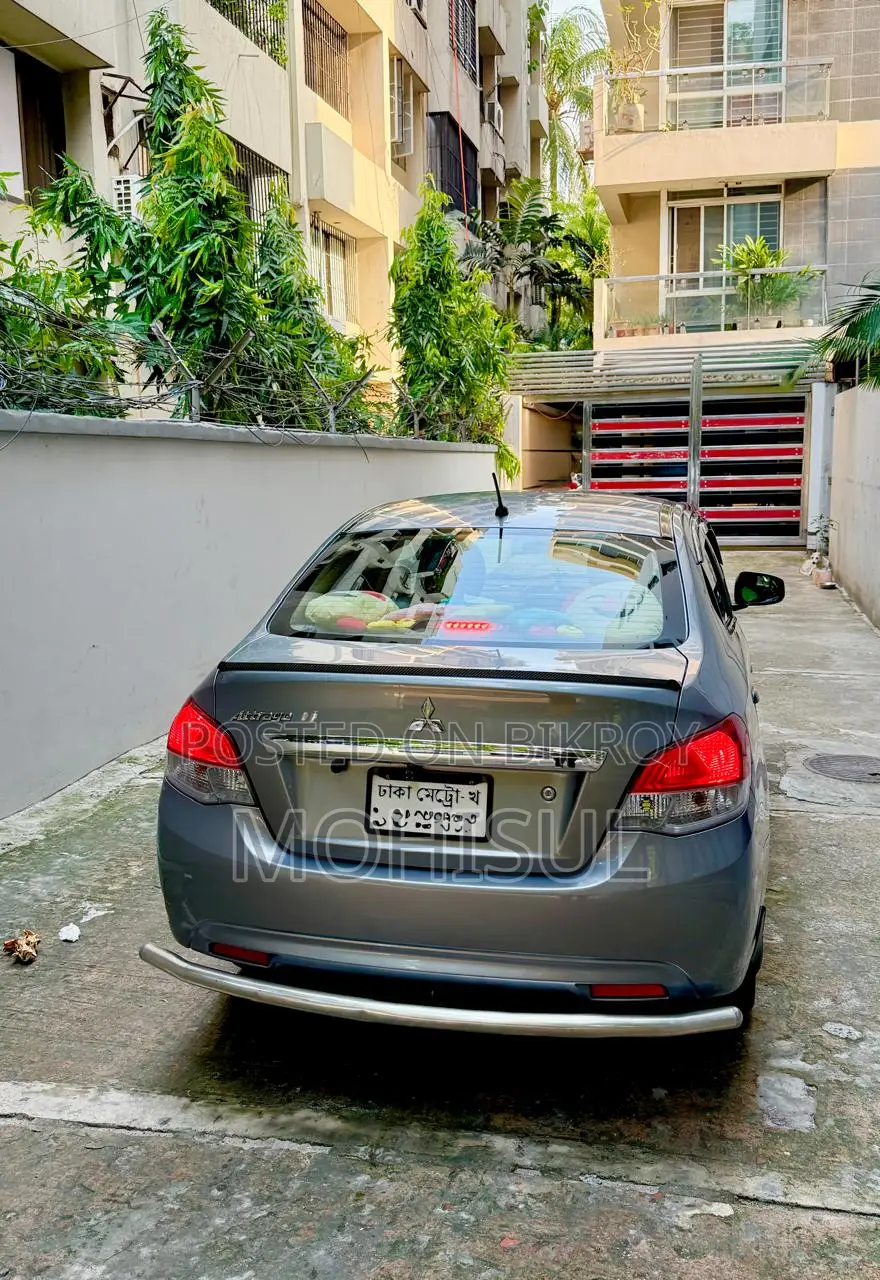 Mitsubishi Attrage 2017 Gray