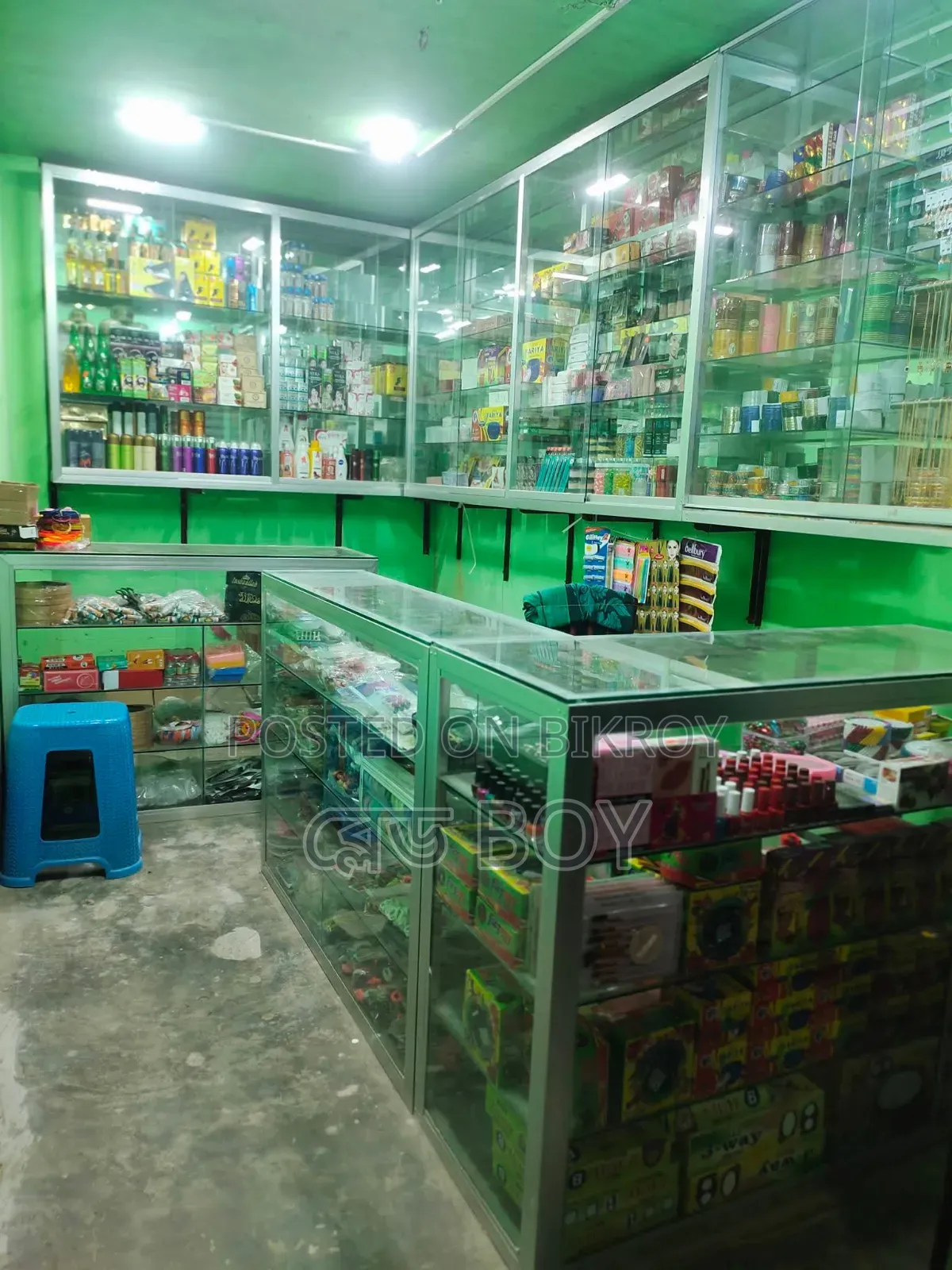কসমেটিকস মালসহ দোকানের ডেকোরেশন
