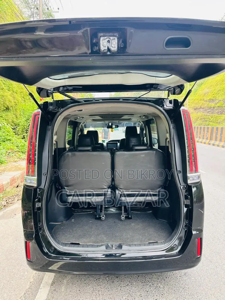 Toyota Noah 2.0 Front Wheel Drive (8 Seater) 2018 Black