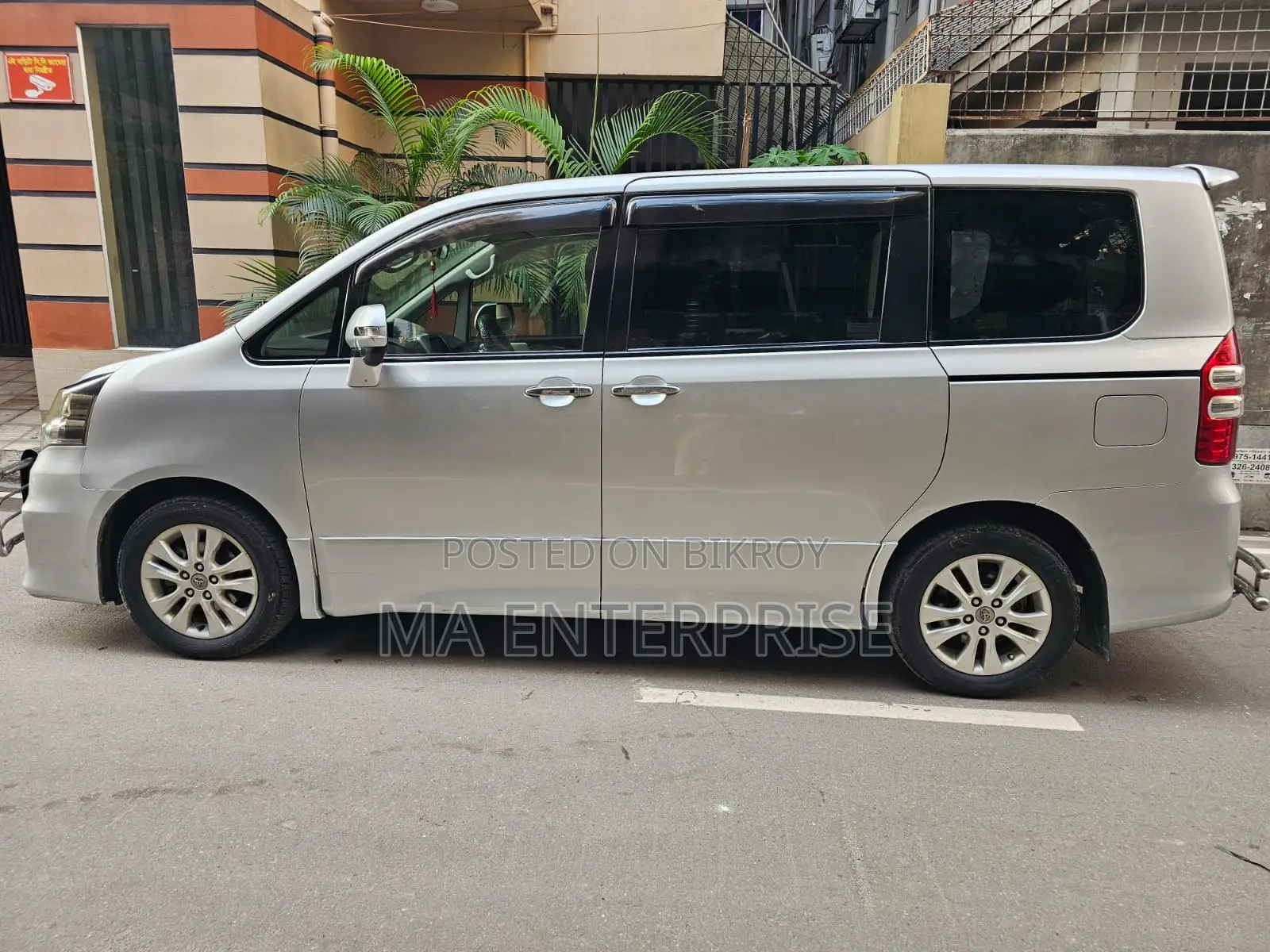 Toyota Noah 2011 Silver