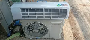 Kelvinator 1.5 Ton Ac. Looks brand new. Everything original.