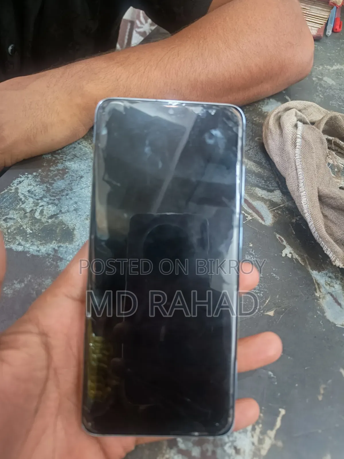 মোবাইলটির ডিসপ্লেতে গ্রীনলাইন আছে ।ব্যাক সাইটটি একটু ফাঁটা আছে
