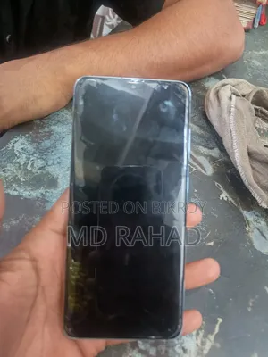 মোবাইলটির ডিসপ্লেতে গ্রীনলাইন আছে ।ব্যাক সাইটটি একটু ফাঁটা আছে