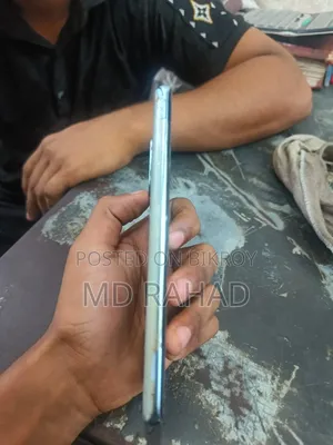 মোবাইলটির ডিসপ্লেতে গ্রীনলাইন আছে ।ব্যাক সাইটটি একটু ফাঁটা আছে