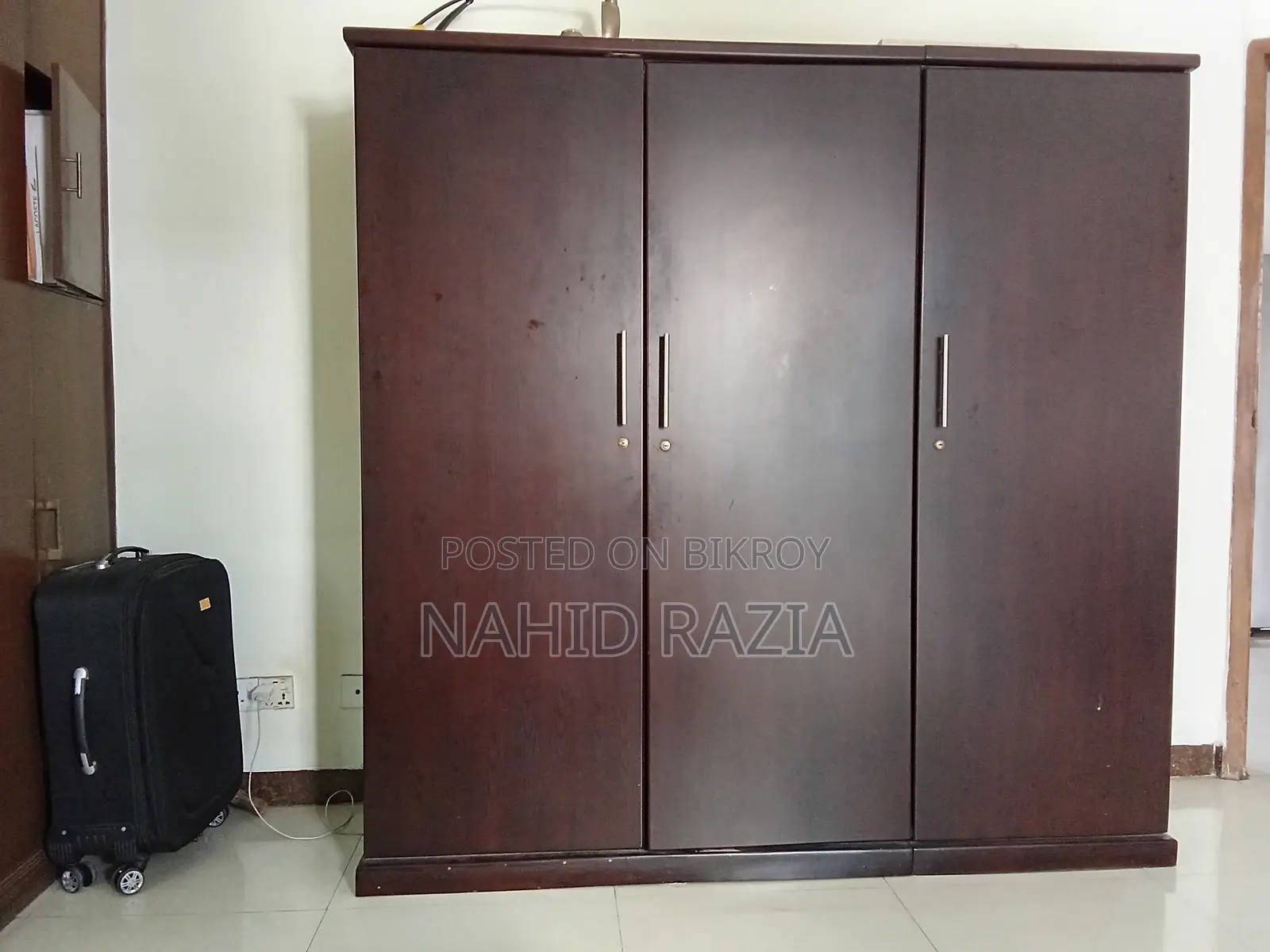 পোশাকের আলমারি