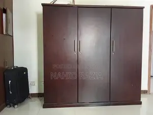 পোশাকের আলমারি