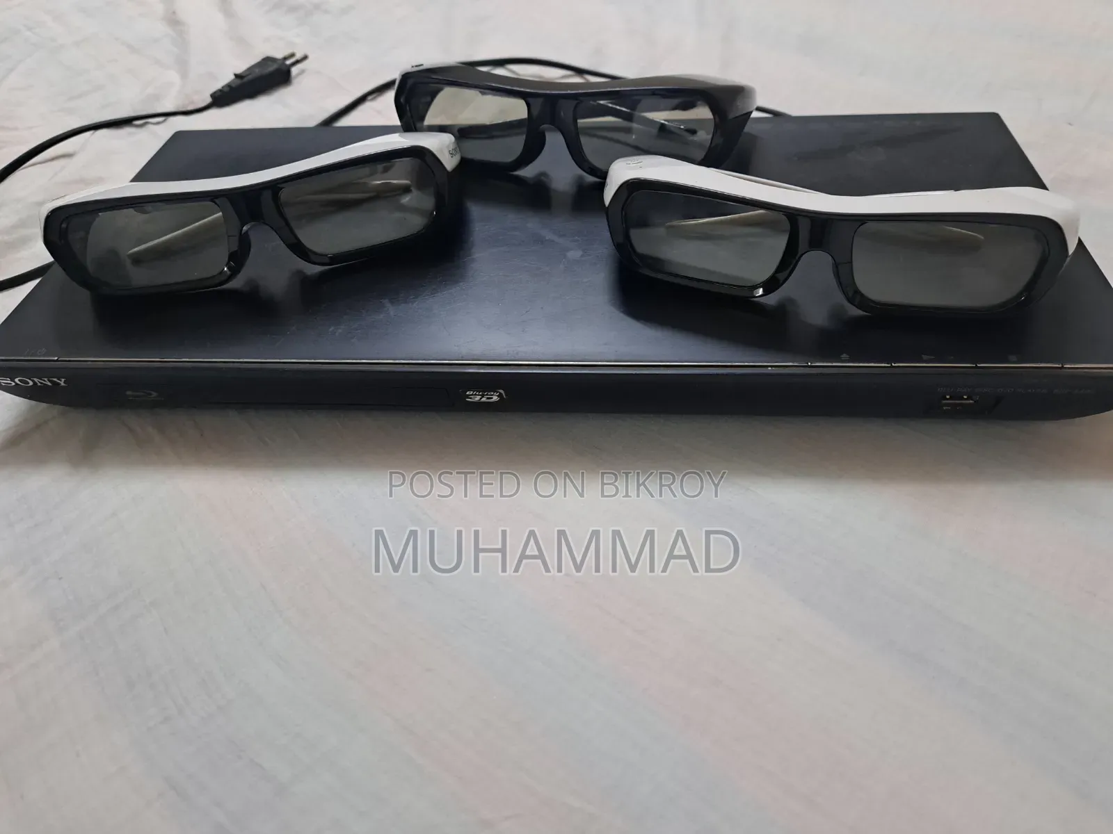 Sony BDP-S490 Blu-Ray Disc/DVD Player. 3 Sony 3D Glasses.