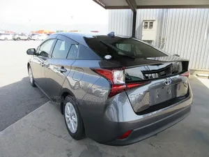 Toyota Prius L FWD 2020 Gray
