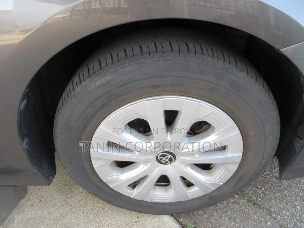 Toyota Prius L FWD 2020 Gray