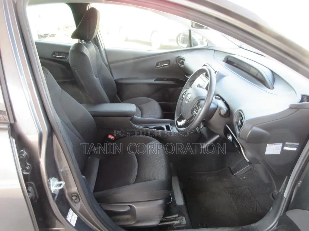 Toyota Prius L FWD 2020 Gray